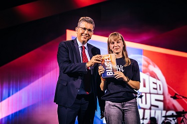 Jongerenbijbel%20overhandigd%20aan%20Sophie_Jongerendag_Foto%20EO%20Set%20Vexy Nederlands-Vlaams bijbelgenootschap infoberichten augustus 2025