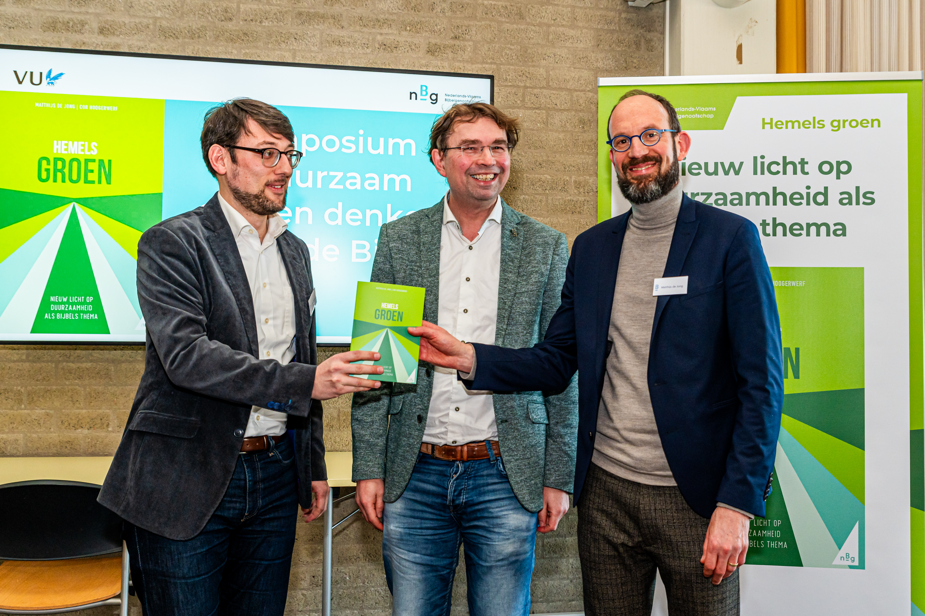 Overhandiging%20boek%20Hemels%20Groen%20-%20WJ6_7845%20-%20Foto%20Willem%20Jan%20de%20Bruin%20Fotografie%20-%20PRINT Nederlands-Vlaams bijbelgenootschap infoberichten maart 2024 
