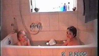 9 mei 2005 Anne en Ilana in bad